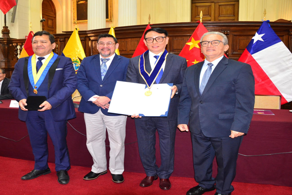 El Parlamento Andino condecora a Kexin Meng con medalla en reconocimiento por su contribución para con las culturas peruana y china.