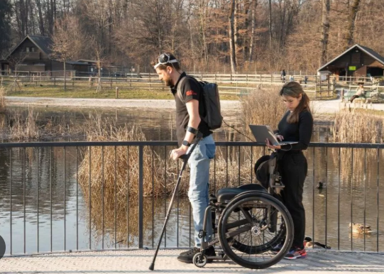 Un paciente parapléjico vuelve a andar gracias a la neuroestimulación de la médula