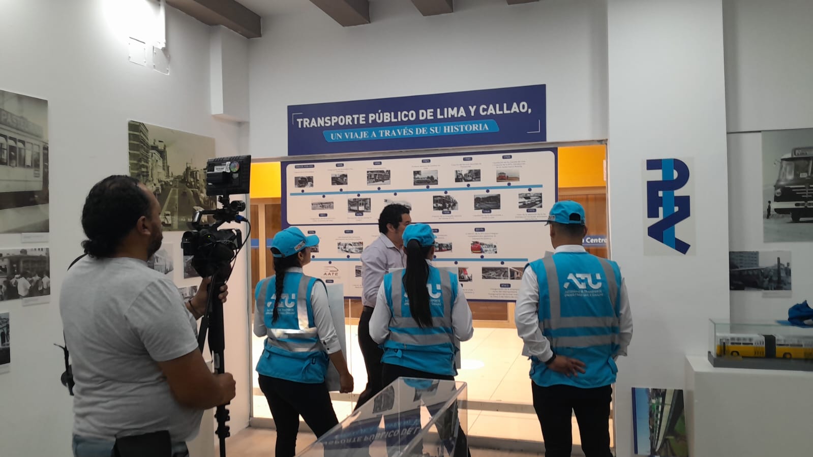 La inauguración de la exposición fotográfica sobre la historia del transporte atrae un gran número de visitantes