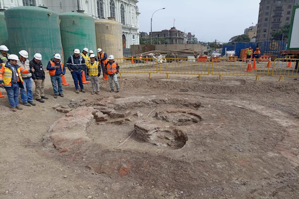 Ministerio de Cultura supervisa hallazgo de antiguo sistema de alcantarillado y base de una pileta del siglo XIX en obras de Estación Central de Línea 2 del Metro de Lima