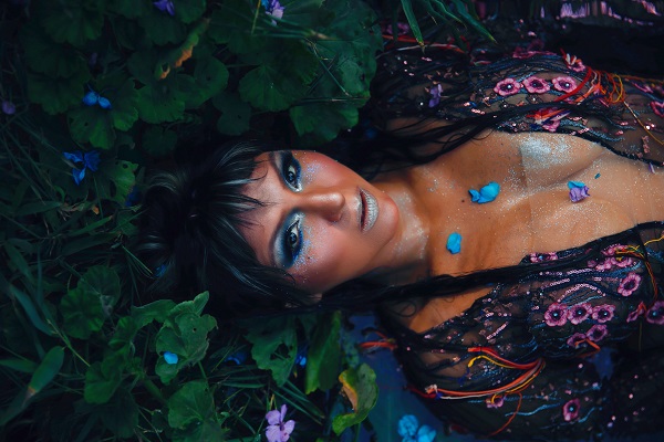 Killary presenta videoclip de “La Luna en el Lago Remix”, la sensualidad femenina de la Amazonía.