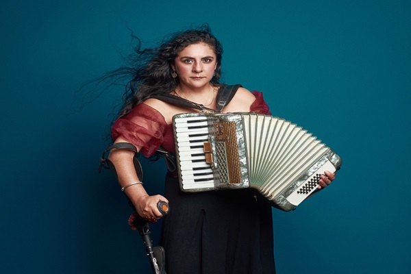 Astrágalo: Un proyecto escénico testimonial escrito e interpretado por Anabelí Pajuelo Valdez