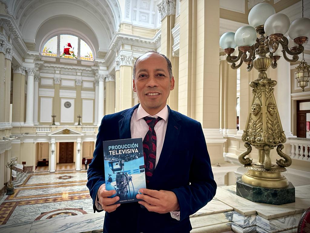 Periodista Armando Avalos presenta libro de Producción Televisiva 