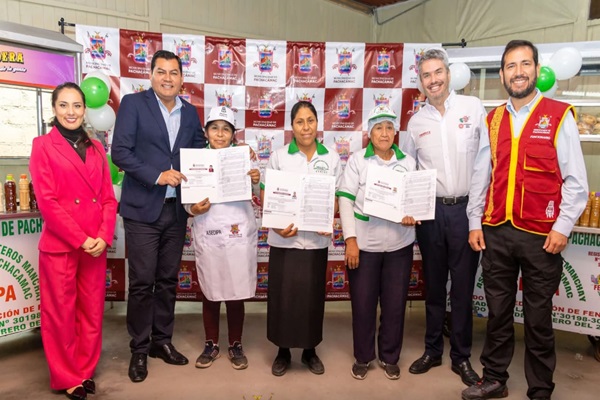 Municipalidad de Pachacámac entregó la renovación de autorización a emolienteros del distrito
