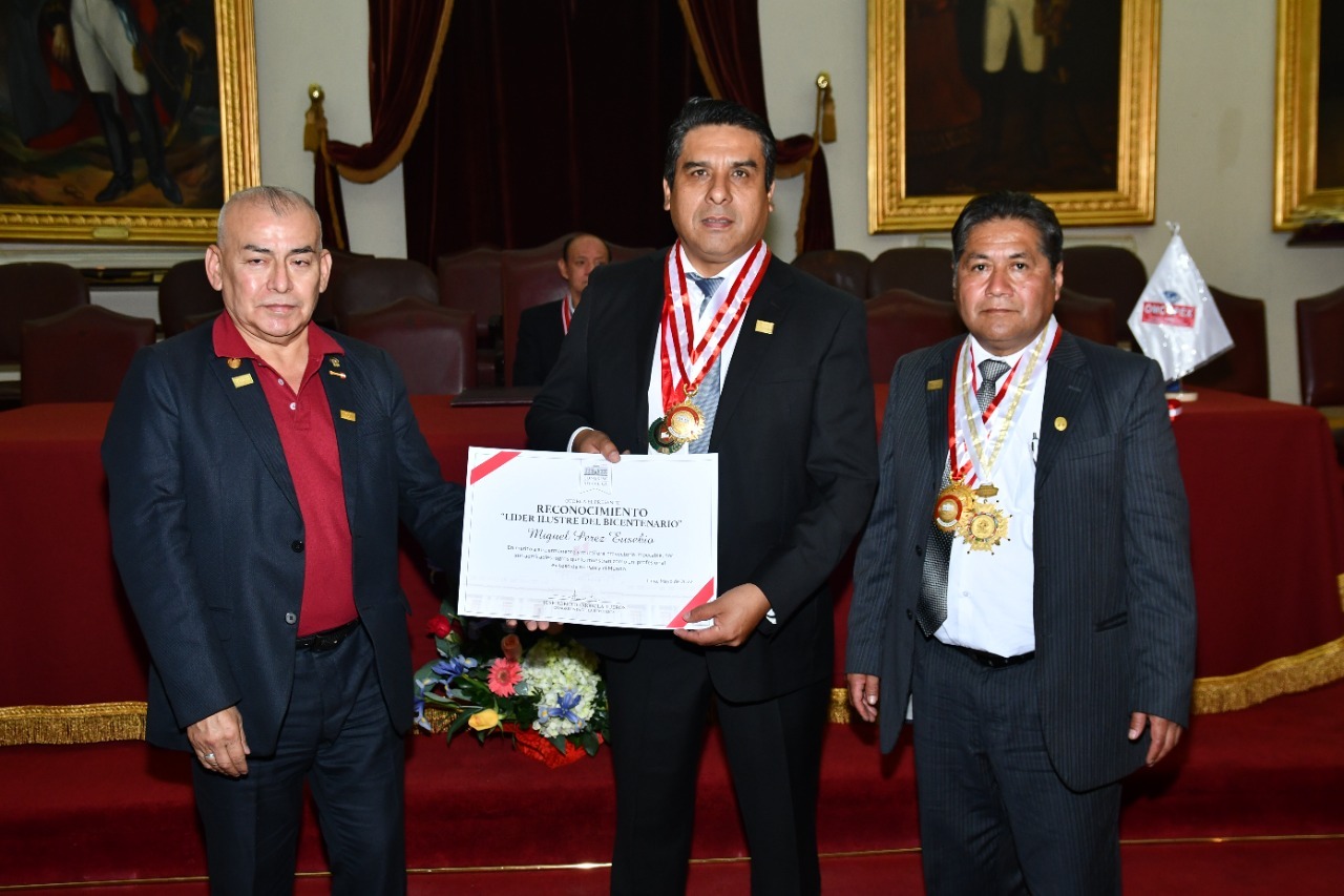 Congreso entregó Reconocimiento “Líder ilustre del Bicentenario” a embajador del fútbol