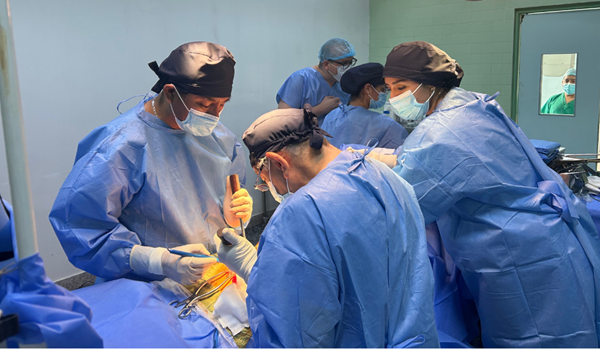 Médicos de Latinoamérica llegan a Perú para realizar operaciones de columna a niños y adolescentes