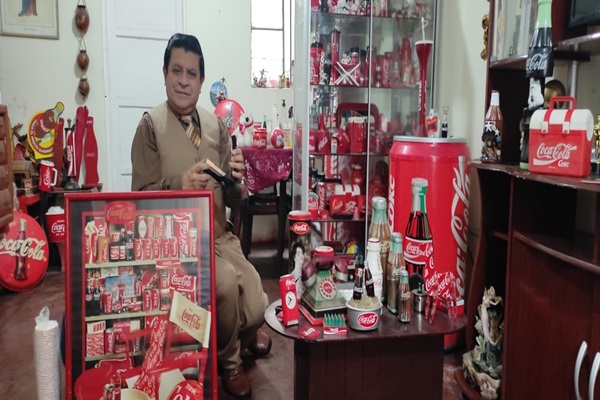 Catedrático combina la abogacía con su pasión por los artículos de Coca Cola