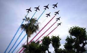 Aviones del ejército francés sobrevuelan Cannes en homenaje a