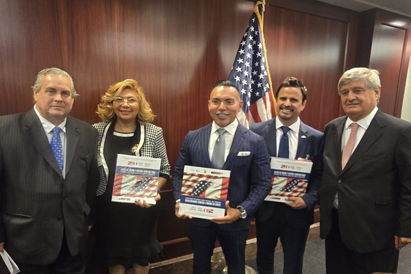 Juan Chipoco, el peruano que conquistó Estados Unidos,  es reconocido en El Capitolio 