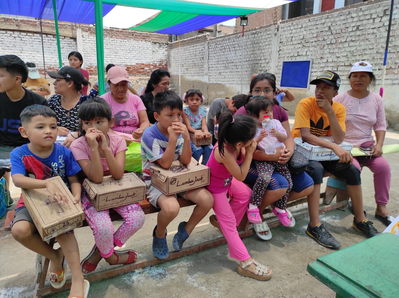 Lumberjack cree en los niños y dona calzado escolar