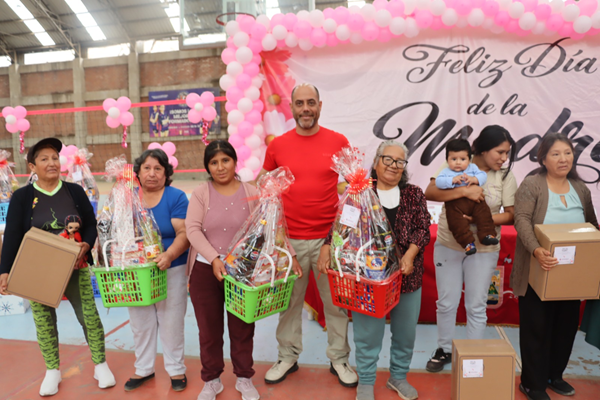 Más de tres mil mamitas celebran el Día de la Madre con juegos y regalos en Pachacámac