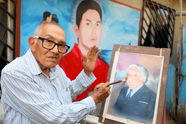 San Martín de Porres: usuario de Pensión 65 retoma su pasión por retratar personas a sus 81 años
