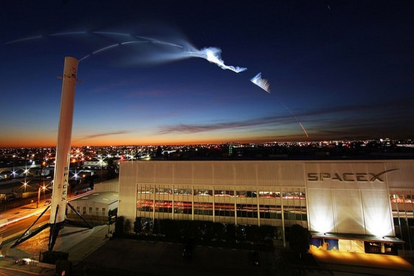 Elon Musk explica el origen de las luces vistas en los cielos de California