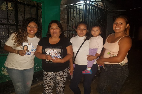 Joven candidata causa sensación por armar sus propios paneles