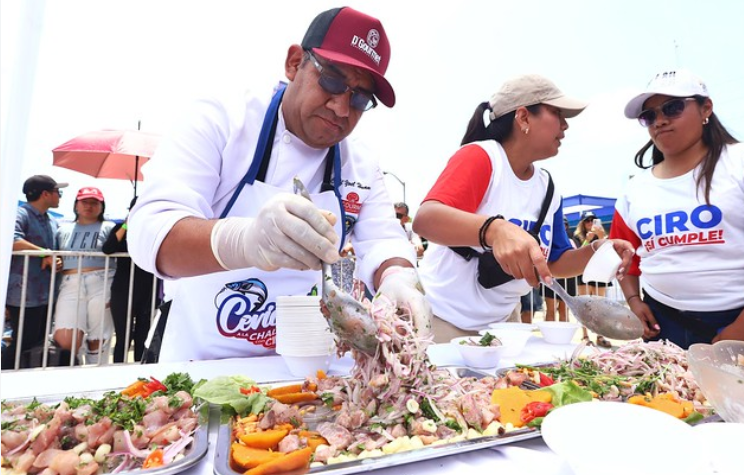 Miles de chalacos disfrutaron del ceviche más largo del Perú