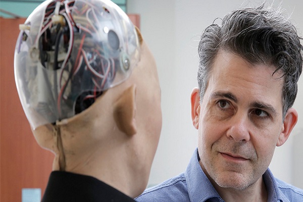 El robot con inteligencia artificial que planea ganarse la confianza de las personas y resolver los problemas de la humandiad