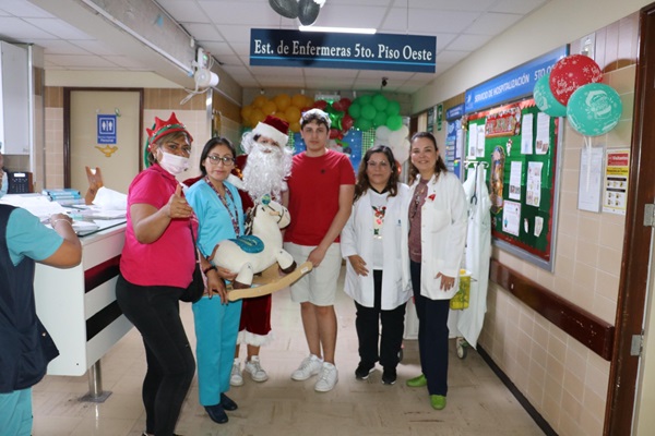 Jóvenes peruanos llevan alegría al Hospital Neoplásicas