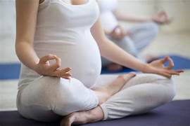 Beneficios del yoga prenatal y posnatal: bienestar para mamá y bebé