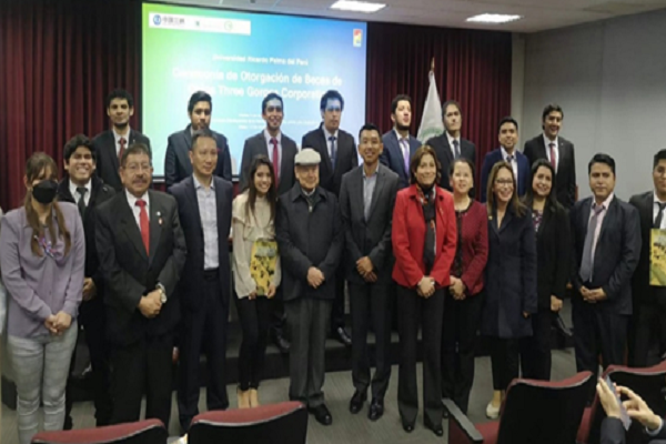 Ceremonia de Entrega de Becas por Grupo de las Tres Gargantas de China(CTG), celebrada por la Universidad Ricardo Palma de Perú