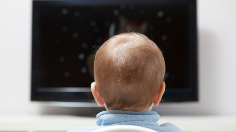Los bebés que ven televisión pueden tener más riego de conductas sensoriales atípicas