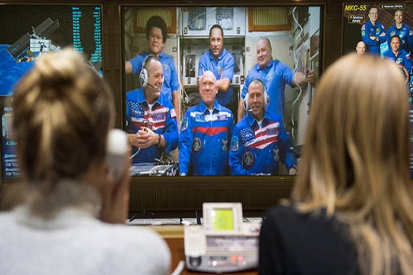 La nave rusa Soyuz MS-08 se acopla a la EEI con el balón del Mundial a bordo