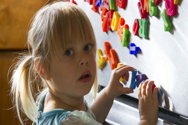 Una niña británica de tres años registra un coeficiente superior a Einsten