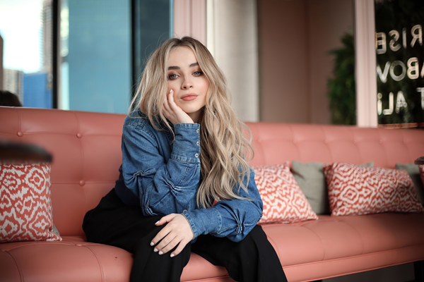 Sabrina Carpenter consolida su esencia pop chicloso en su sexto disco 'Short n' Sweet'