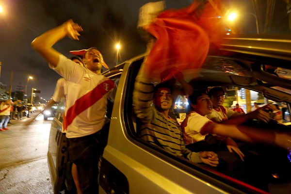 Hinchas festejaron hasta el amanecer clasificación a Rusia 2018