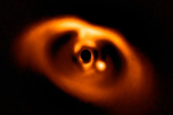 Astrónomos captan la primera imagen de un planeta recién nacido