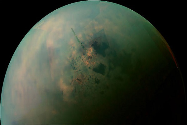 Un vórtice polar en una de las lunas de Saturno se originó por la acumulación de gases raros