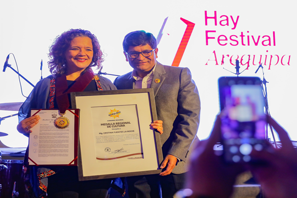 El Gobierno Regional de Arequipa otorga la Medalla Regional de Cultura a Cristina Fuentes La Roche, Directora Internacional del Hay Festival