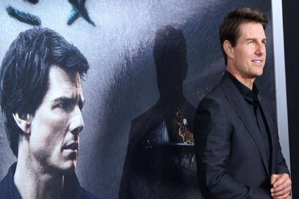 Tom Cruise cumple 60 años brindando por el éxito de