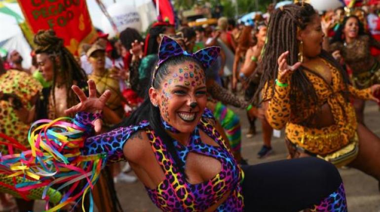 Las comparsas callejeras ponen a vibrar nuevamente al Carnaval de Brasil